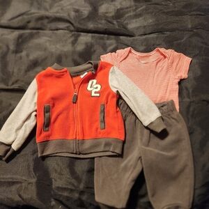 Carter's 3-piece set includes a jacket, bodysuit, and pants. Size 6m.